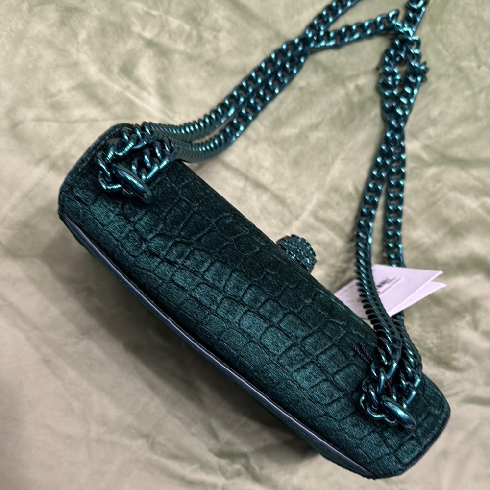 Elegant Green Textured Shoulder Bag - Picture 7 of 11